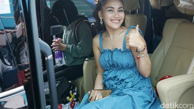 Ayu Ting Ting Pamer Bahu dengan Dress Biru
