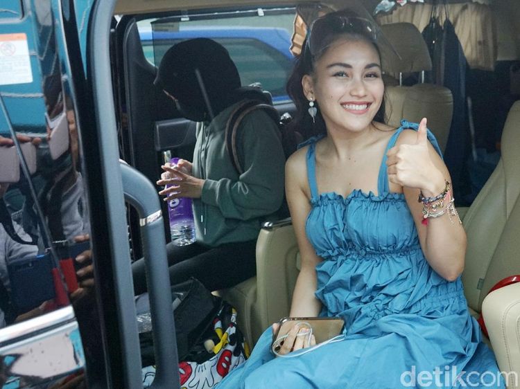 Ayu Ting Ting Pamer Bahu dengan Dress Biru