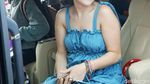 Ayu Ting Ting Pamer Bahu dengan Dress Biru