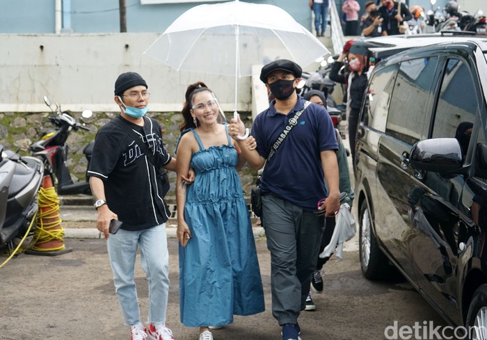 Ayu Ting Ting saat ditemui di kawasan Trans TV.