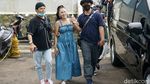 Ayu Ting Ting Pamer Bahu dengan Dress Biru