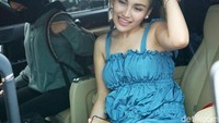Ayu tampak seksi dengan dress biru panjang yang mengekspose bahunya tersebut. Pool/Noel/detikFoto.