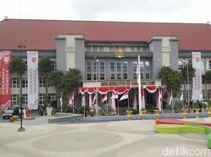 Balai Kota Among Tani Kota Batu Ditutup 4 Hari, Petugas Semprot Disinfektan