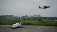 Pesawat TNI AU lepas landas di Bandara Husein Sastranegara, Bandung, Jawa Barat, Selasa (18/8/2020).