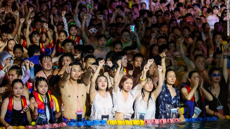 Bebas Corona, Wuhan Gelar Pesta Dugem di Kolam Renang