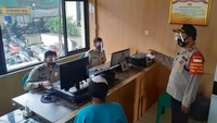 Para anggotanya sendiri juga diwajibkan untuk menggunakan masker dan faceshield saat melayani masyarakat. dok. Polsek Bekasi Utara