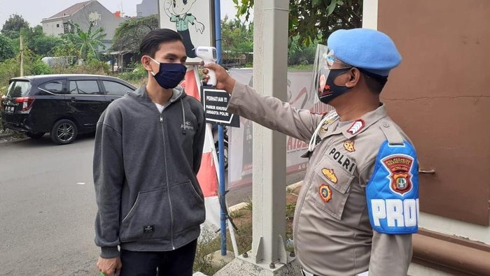 Begini Cara Polsek Bekasi Utara Tekan COVID-19 Semakin meningkatnya angka penyebaran COVID-19 di Kota Bekasi, membuat Polsek Bekasi Utara terus giat mengkampanyekan dan meningkatkan protokol kesehatan dilingkungannya.
