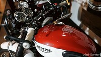 Bentuk penghargaan Triumph untuk Bud Ekins disematkan melalui logo spesial di bagian tangki serta emblem unik ala Triumph klasik.