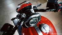 Rocket 3R menemani varian Rocket 3GT yang sudah diluncurkan sebelumnya, di mana letak perbedaannya yakni pada posisi berkendara yang lebih sporty.