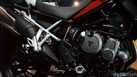 Sementara untuk rangka, New Tiger 900 GT Pro dan New Tiger 900 Rally menggunakan model modular dengan subframe belakang bolt-on aluminium, membuatnya lebih enteng 5kg dibanding sebelumnya.