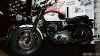 Lanjut untuk tipe Bonneville T100 dan T120 Bud Ekins merupakan edisi khusus untuk merayakan dan mengenang sosok pembalap legendaris 1960-an.