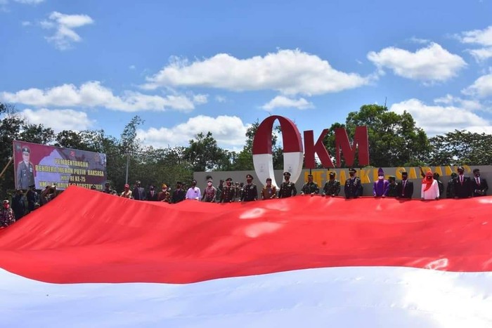 Bendera raksasa dibentangkan di Sota, Merauke. (Dok Istimewa)