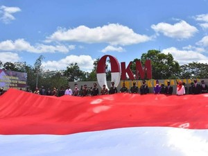Bendera Merah Putih Raksasa Dibentangkan di Merauke