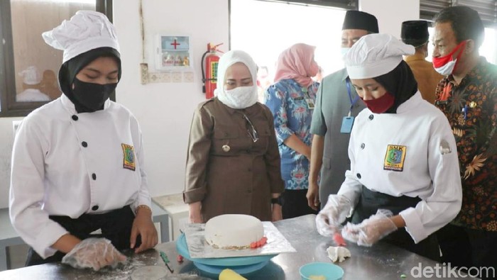 Bupati Bojonegoro Anna Muawanah pantau sekolah jelang belajar tatap muka