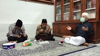 KH Ahmad Mustofa Bisri atau Gus Mus memberikan sejumlah nasihat kepada Pemerintah Kabupaten (Pemkab) Rembang terkait tak ada bendera Merah Putih saat HUT RI di Alun-alun Rembang. 