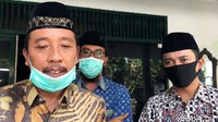 Hafidz mengaku mendapat teguran dari Gus Mus karena tak memasang bendera merah putih di Alun-alun Rembang. Sebab, menurut Gus Mus Alun-alun merupakan ruang publik yang menjadi ikon Rembang.