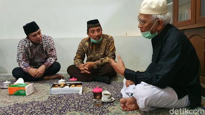 Momen Bupati Rembang Dinasihati Gus Mus Soal Pengibaran Merah Putih