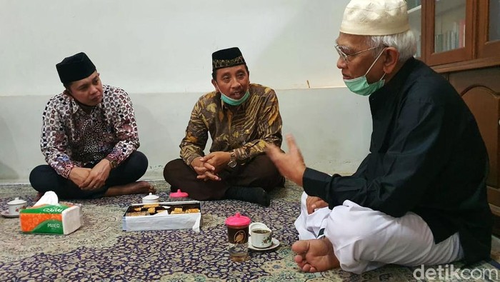 Bupati Rembang Dinasihati Gus Mus Soal Pengibaran Merah Putih Gus Mus menasihati Bupati Rembang terkait tak ada bendera Merah Putih saat HUT RI di Alun-alun Rembang. Nasihat disampaikan di Ponpes Raudlatut Thalibien.