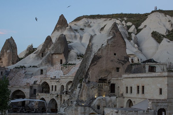 Goreme, kota batu yang paling terkenal di Cappacodia. Goreme adalah kota yang dipenuhi dengan rumah pahatan dari batu. Bebatuan raksasa dengan sengaja dikeruk dan didesain menjadi sebuah rumah bagi warga lokal. Chris McGrath/Getty Images Goreme, kota batu yang paling terkenal di Cappacodia. Goreme adalah kota yang dipenuhi dengan rumah pahatan dari batu. Bebatuan raksasa dengan sengaja dikeruk dan didesain menjadi sebuah rumah bagi warga lokal. Chris McGrath/Getty Images