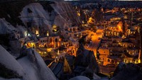 Pertama ada Kota Cappadocia, Turki. Memasuki Cappadocia, turis seakan masuk zaman di mana semua bangunannya terukir di tebing batu. Ada 6 kota yang berada di wilayah Cappadocia. Ibukotanya adalah Nevsehir, dengan populasi lebih dari 110 ribu jiwa. Chris McGrath/Getty Images  
