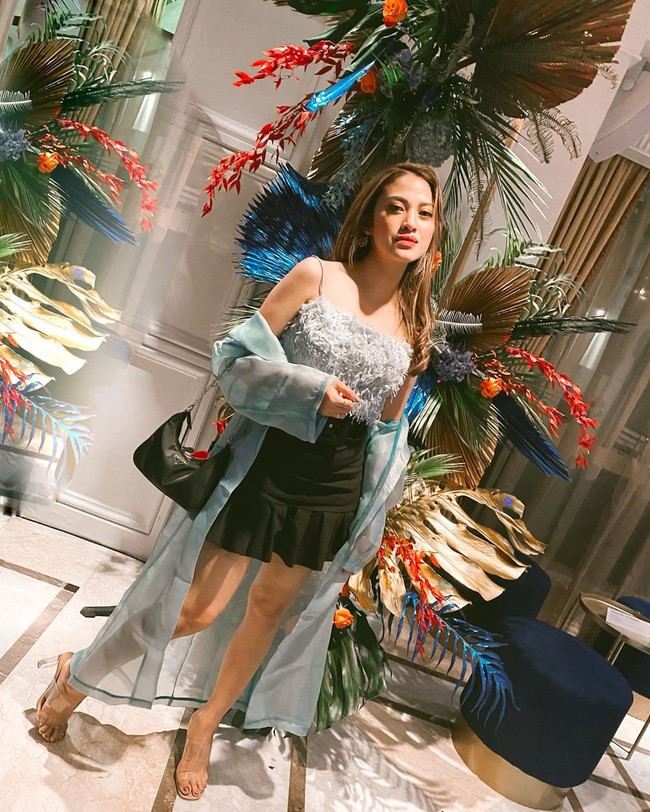 Salah satu gaya fashion favorit Cynthia adalah mengenakan rok. Dengan tubuhnya yang semampai, wanita berambut panjang itu tampak elegan dengan pilihan bajunya tersebut.  Foto: Instagram