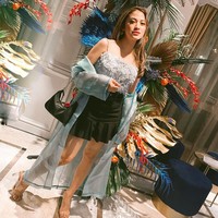 Salah satu gaya fashion favorit Cynthia adalah mengenakan rok. Dengan tubuhnya yang semampai, wanita berambut panjang itu tampak elegan dengan pilihan bajunya tersebut.  Foto: Instagram