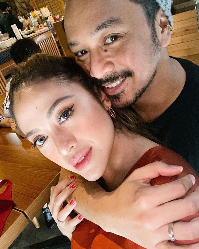 Giring Ganesha dikabarkan akan maju dalam Pemilihan Presiden dan Wakil Presiden (Pilpres) 2024. Berita tersebut viral setelah adanya billboard yang memperlihat dukungan untuk mantan vokalis grup band Nidji itu. Hingga saat ini Giring belum mengonfirmasi tentang kabar tersebut. Meski begitu, dalam unggahan sang istri Cynthia seolah memberikan dukungan untuk sang suami.  Foto: Instagram