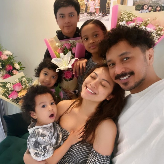 Cynthia adalah ibu dari empat anak. Cynthia, Giring beserta anak-anaknya terlihat sangat dekat. Meski sang mantan vokalis itu bukanlah ayah biologis dari Zidane, anak pertama Cynthia dari suami sebelumnya.  Foto: Instagram