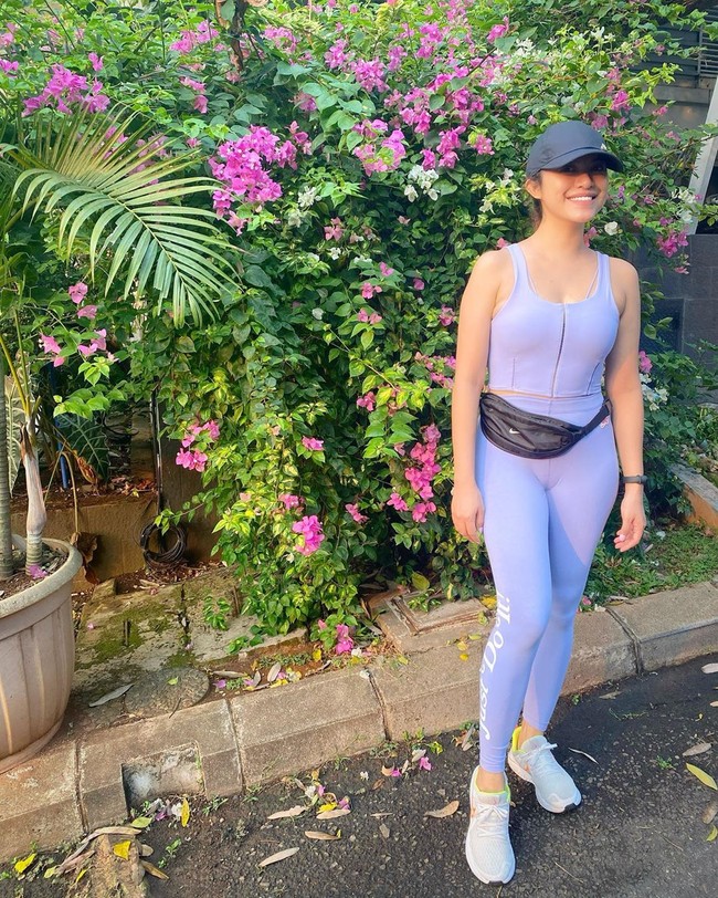 Tubuh yang selalu terjaga berkat diet dan rutin olahraga. Diketahui Cynthia tengah menjalani diet plant based dan menerapkan intermitten fasting.  Foto: Instagram