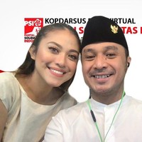 Inilah wanita cantik yang telah mendampingi Giring sejak 16 Juli 2010 itu. Dalam unggahan di Instagram baru-baru ini, Cynthia menuliskan kalimat dukungan untuk sang suami yang menyiratkan bahwa Giring akan melaju dalam Pilpres 2024.  Foto: Instagram