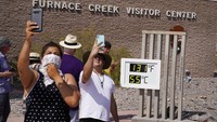 Suhu tersebut menjadi temperatur paling panas yang pernah terekam di Bumi, menurut Badan Cuaca Nasional Amerika Serikat.   
