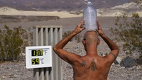 Musim panas yang ekstrim membuat wisatawan diperingatkan untuk minum setidaknya satu galon atau 4 liter air setiap harinya.  