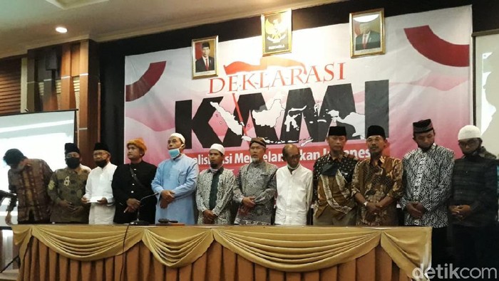 Deklarasi KAMI di Solo Sejumlah masyarakat dari Solo dan sekitarnya juga mendeklarasikan Koalisi Aksi Menyelamatkan Indonesia (KAMI) bentukan Din Syamsuddin dkk. Deklarasi berlangsung di Hotel Riyadi Palace, Jalan Slamet Riyadi, Solo, Selasa (18/8/2020).