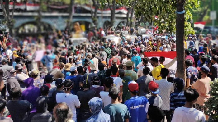 Ribuan warga mengepung gedung DPRD Gresik. Mereka menentang aktivitas bongkar muat batu bara di dermaga PT Gresik Jasa Tama (GJT), yang mulai beroperasi lagi.