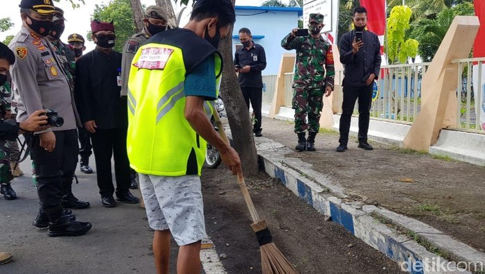 dihukum menyapu