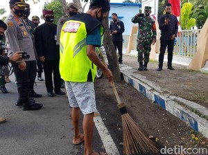 Warga Banyuwangi yang Tak Bermasker Dihukum Sosial, Nyapu Hingga Push Up