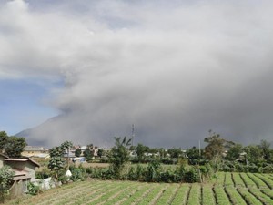 Gunung Sinabung Erupsi Menerus Pagi Ini, Kolom Abu Capai 1.000 Meter