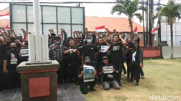 Fans SID yakni Outsiders dan Lady Rose mendatangi Polda Bali memberi dukungan ke Drummer SID, Jerinx.