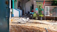 Sejauh ini belum ada laporan korban jiwa akibat gempa ini. Namun kerusakan dilaporkan terjadi di sejumlah wilayah. Rumah-rumah warga di area pedesaan Filipina banyak terbuat dari material ringan seperti kayu. Warga lokal sempat panik dan berlarian ke jalanan saat gempa mengguncang rumah mereka. John Mark Lalaguna/Philippine National Red Cross via AP.