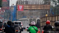Sebelum flyover di Jalan Laswi, proyek pembangunan flyover di Jalan Jakarta telah lebih dahulu dipasangi girder.