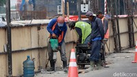 Sejumlah pekerja tampak beraktivitas di area sekitar proyek pembangunan flyover di Jalan Laswi, Kota Bandung, tersebut.
