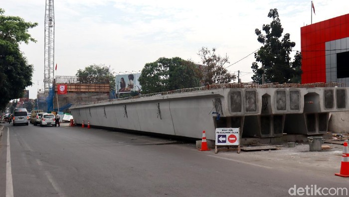 Pembangunan flyover di Jalan Laswi, Kota Bandung, terus dikebut. Girder pun diketahui akan segera dipasang di flyover tersebut.