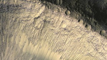 Penampakan bintik-bintik hitam di permukaan Mars. Ilmuwan awalnya kebingungan apa sebenarnya benda ini, tapi kemudian disimpulkan ini adalah penampakan pasir berwarna gelap. Foto: NASA