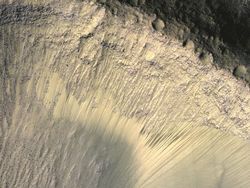 Foto Spektakuler Permukaan Mars Dijepret Langsung dari Atasnya