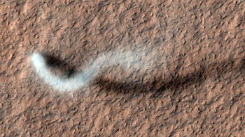 Ini adalah debu yang kadang dijuluki sebagai tiang debu setan, merupakan fenomena alam yang umum di Mars, dijepret dari ketinggian 297 kilometer. Tingginya sekitar 800 meter. Foto: NASA