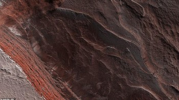 Jepretan yang mengabadikan longsoran es di Mars. Es musiman di Mars menguap pada musim semi dan tebing es setinggi 500 meter itu mulai berjatuhan. Foto: NASA