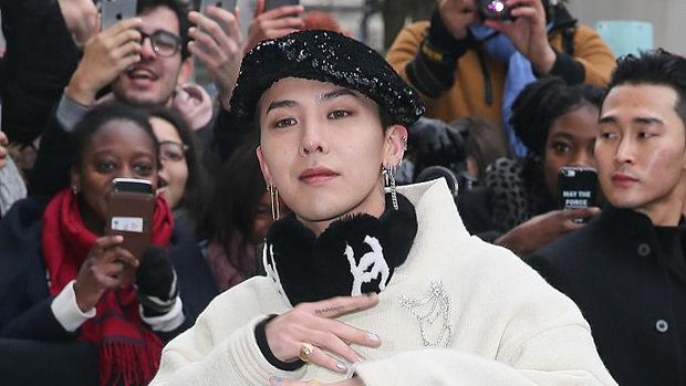 PARIS, FRANCE - JANUARY 24: Singer Kwon Ji-Yong alias G-Dragon arrives at the Chanel Haute Couture Spring Summer 2017 show as part of Paris Fashion Week on January 24, 2017 in Paris, France.  (Photo by Pierre Suu/Getty Images)