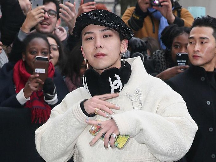 PARIS, FRANCE - JANUARY 24: Singer Kwon Ji-Yong alias G-Dragon arrives at the Chanel Haute Couture Spring Summer 2017 show as part of Paris Fashion Week on January 24, 2017 in Paris, France.  (Photo by Pierre Suu/Getty Images)