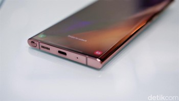 Baterainya berkapasitas 4.500 mAh dengan pengisian cepat 25W. Foto: Adi Fida Rahman/detikINET