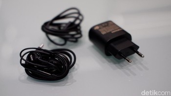 Aksesori yang disertakan dalam paket pembelian. Foto: Adi Fida Rahman/detikINET